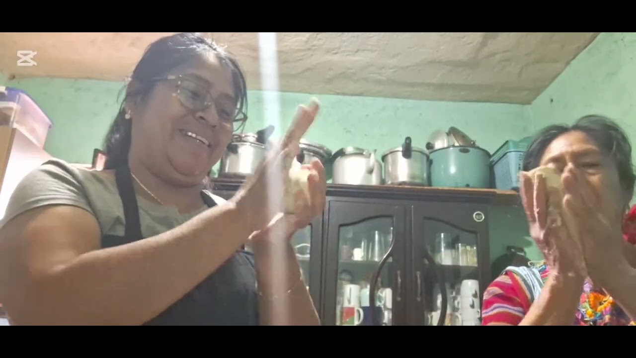 Aqui  asiendo chchitos en kanak  con mi mamá  😋😋