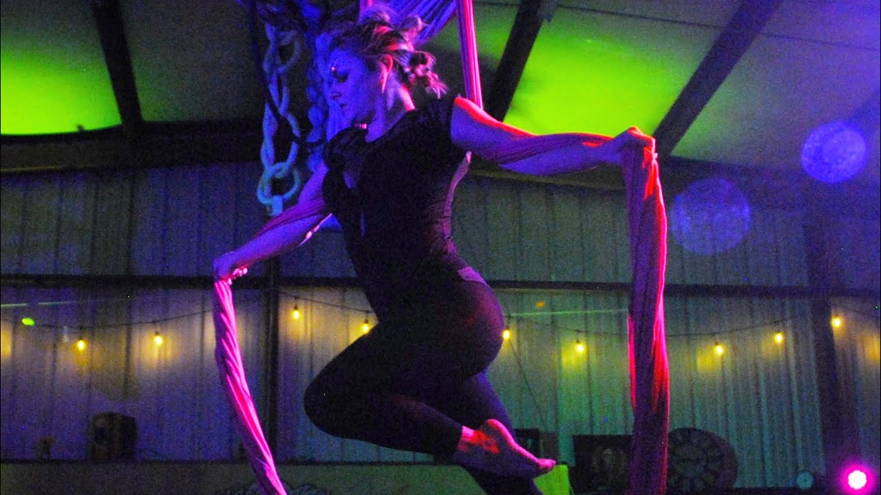 FULL AERIAL PERFORMANCE including neck hang split drop 😱 #split #performance #acrobat #aerialsilks