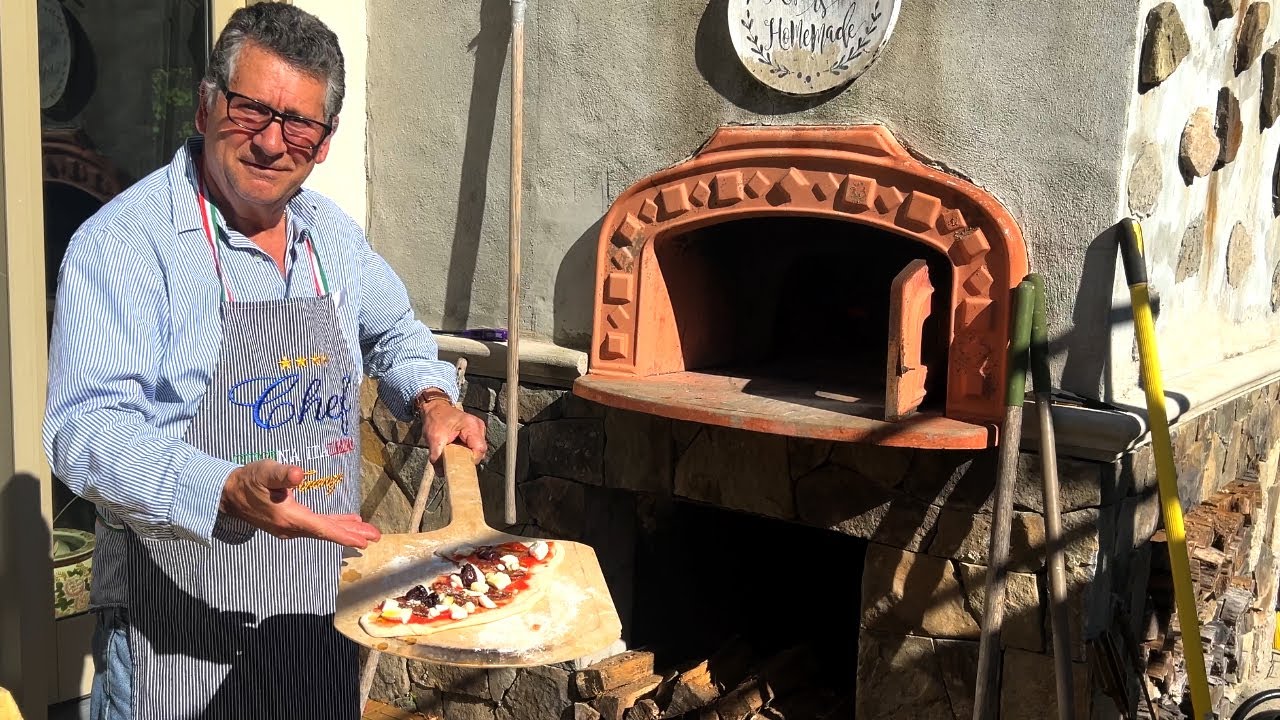 Pizze in Compagnia di Calabresi fatte in America dal Pizzaiolo Giovanni