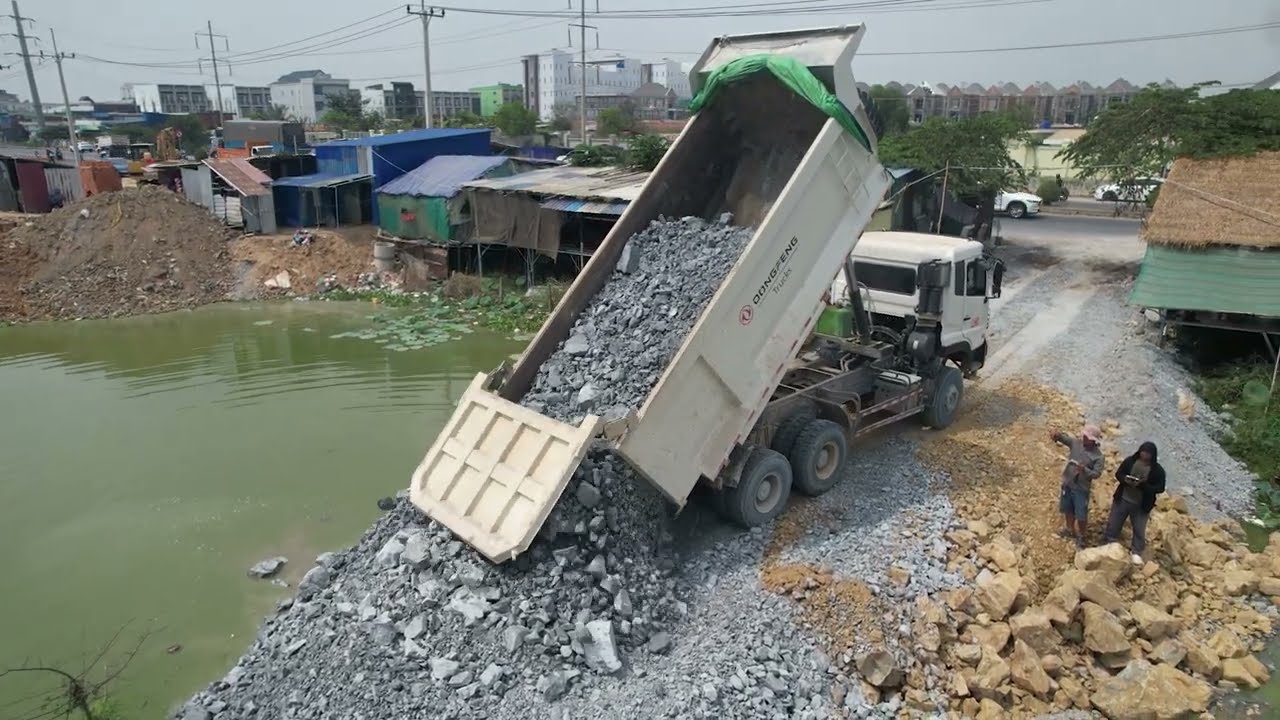 Great Skill dozer SHANTUI C3 Push Stone Into Water With Truck DONGFENG 25.5Ton