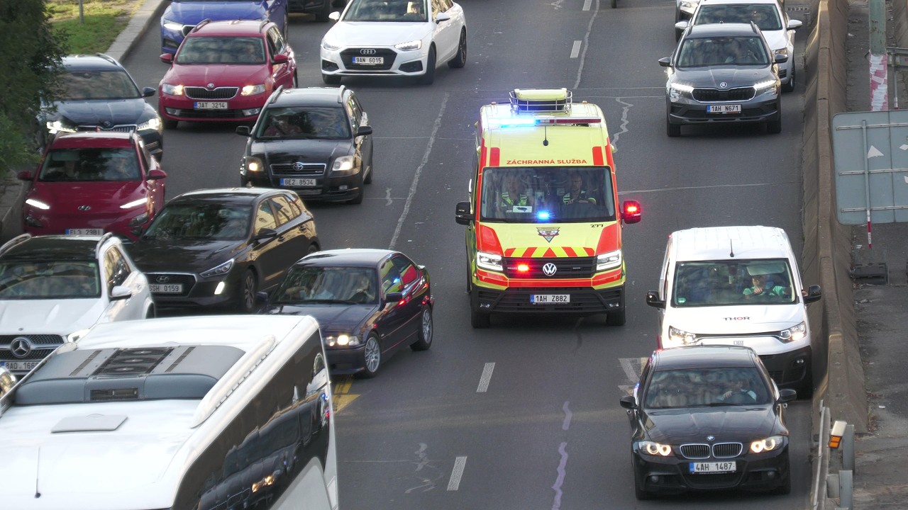 Rettungswagen Einsatzfahrt im Stau | RTW 277 Rettungsdienst Prag