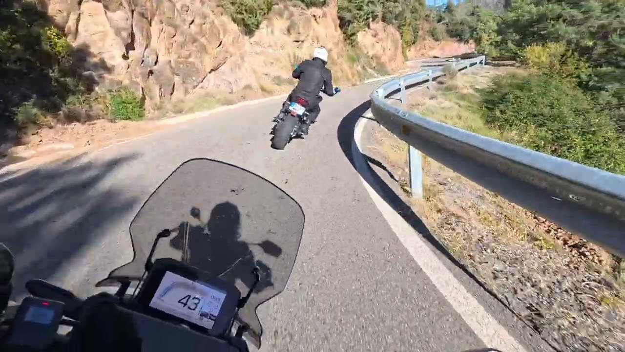 Honda CB750 Yamaha MT09 C462 Adraen a La Seu d'Urgell
