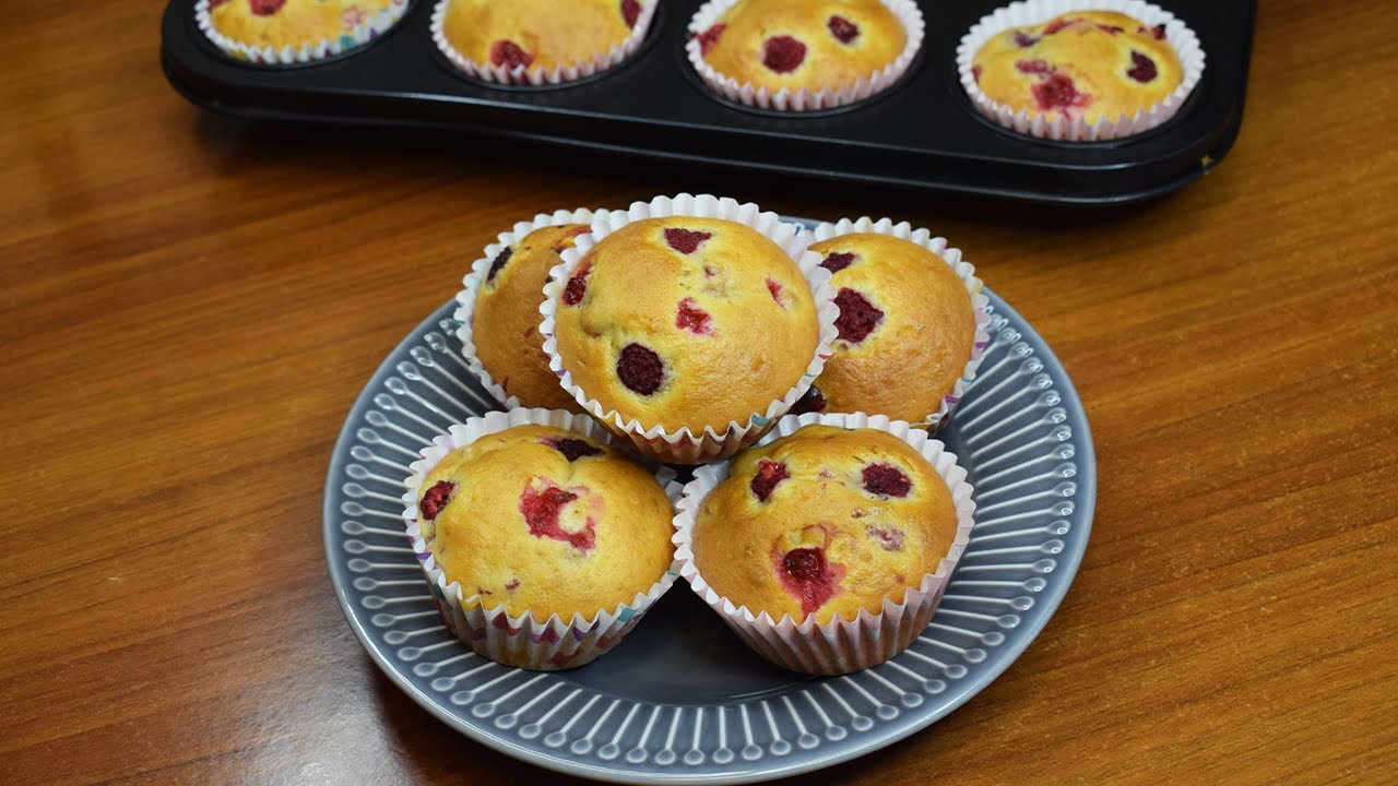 Briose delicioase cu iaurt, zmeura si coacaze rosii | Sa prajiturim!