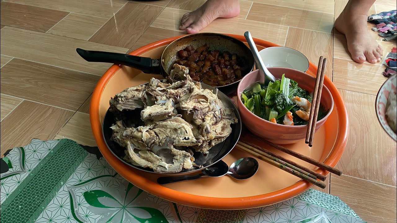 Hôm nay mẹ đở đau chân mẹ nấu cho hai cậu cháu món ăn ngon quá 