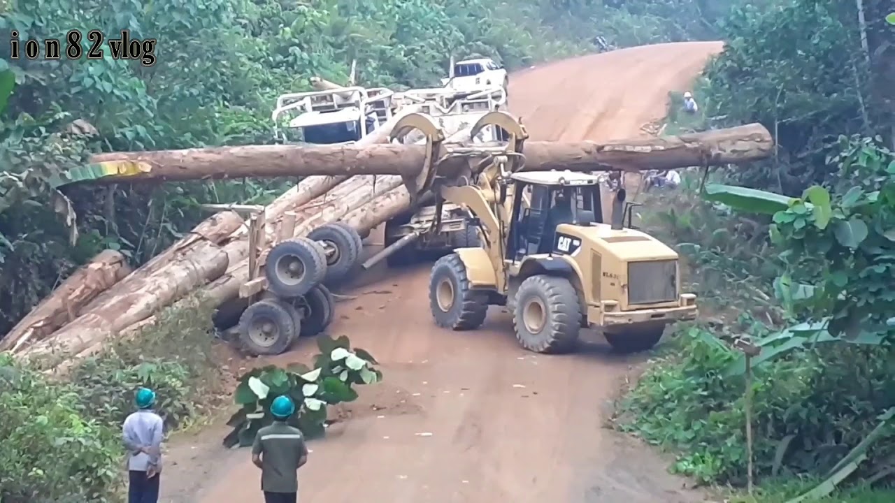 Akibat jembatan jebol trailer logging terbalik dan boom putus