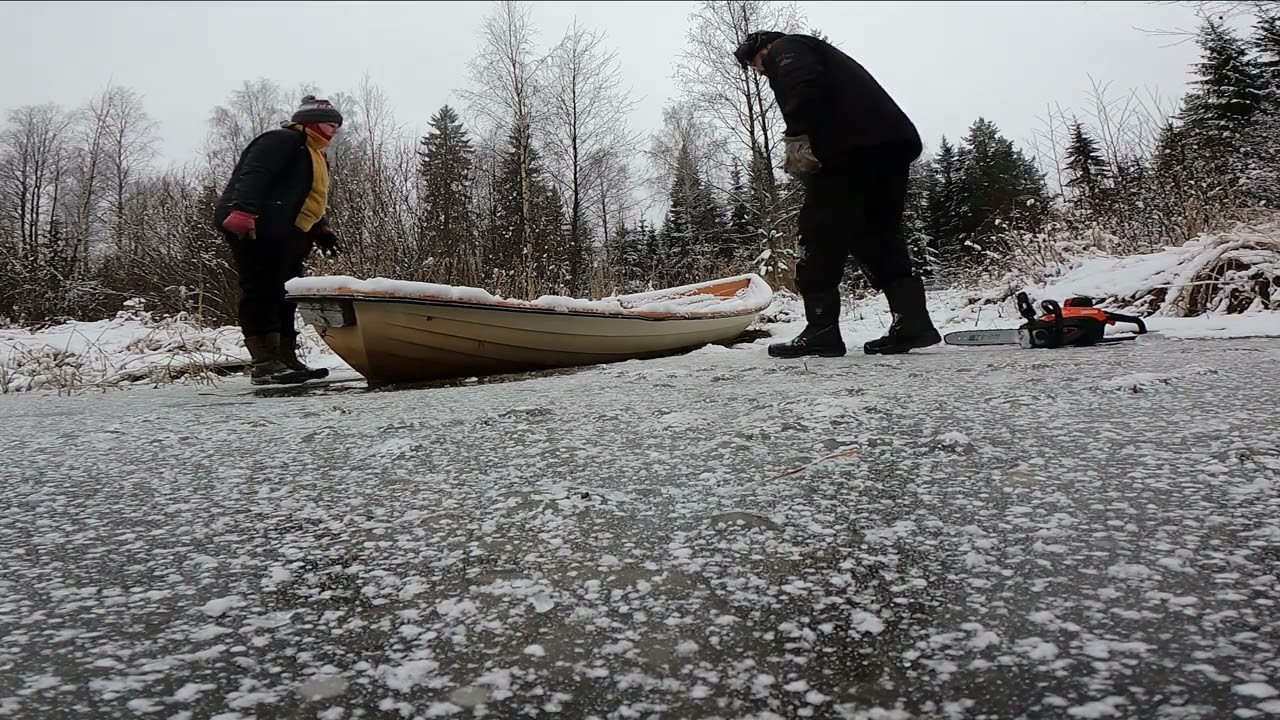 Vene jäi kiinni jäihin 😱🥶