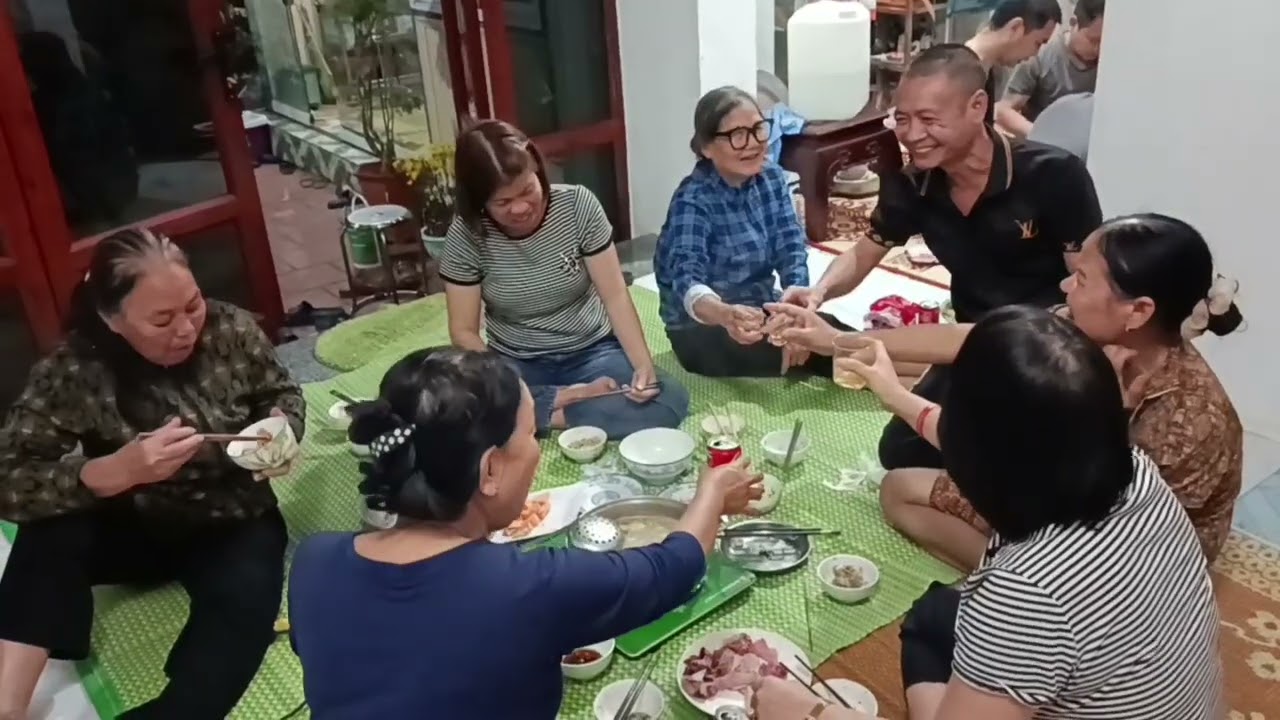 @: Ngày 8 tháng 3 xóm mình 