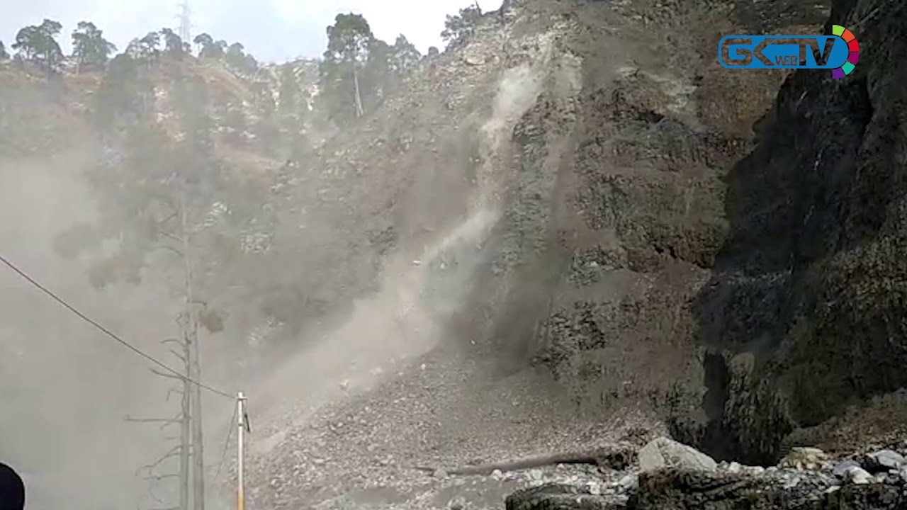 Landslide blocks Kashmir highway near Ramban
