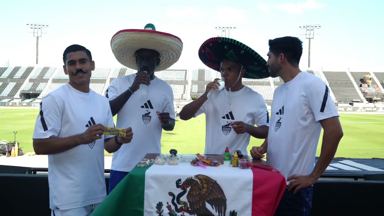 Probando dulces mexicanos