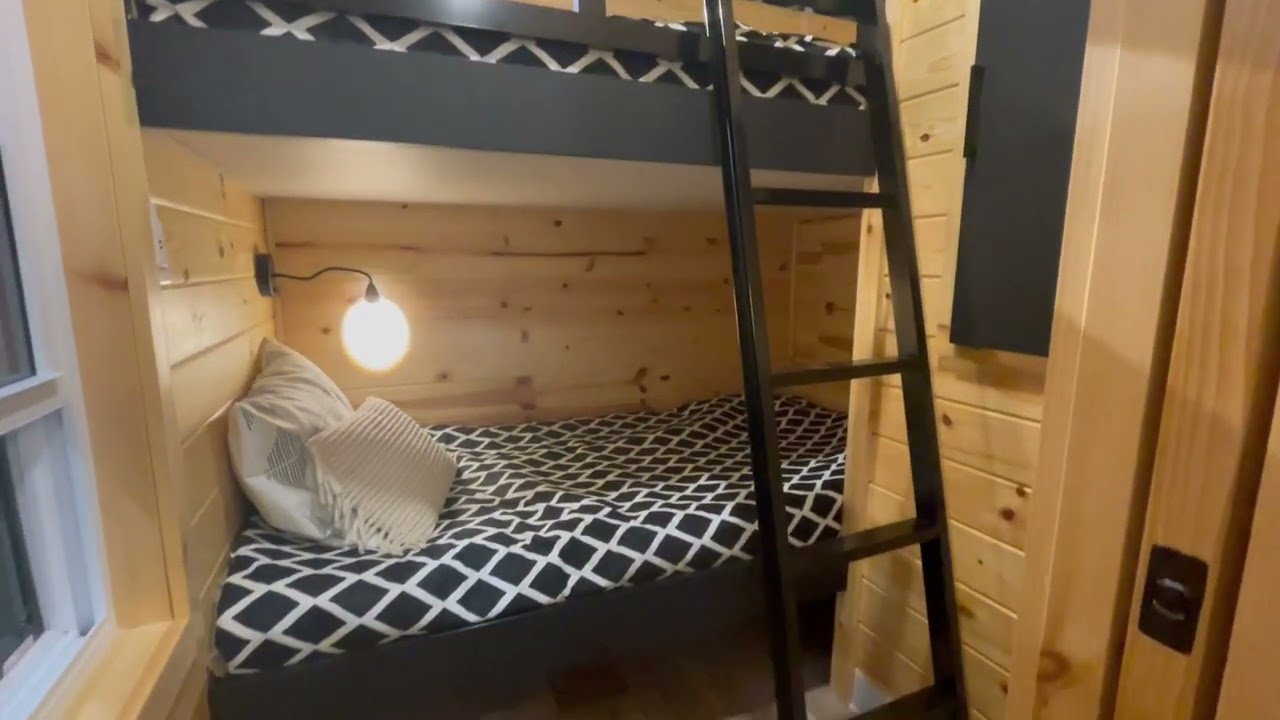 GENERAL COACH CANADA - DELUXE CABIN SERIES 