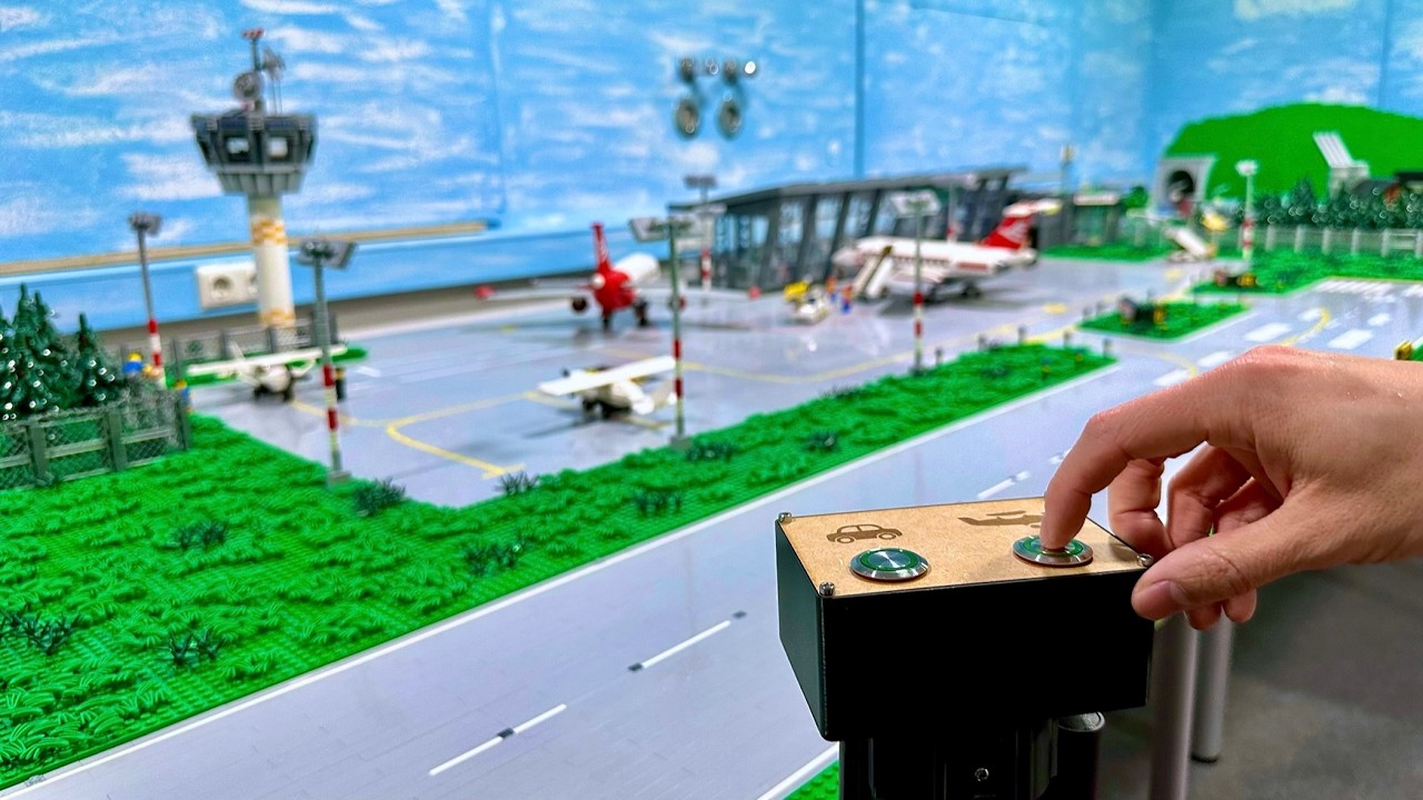 Erste Knopfdrücker am LEGO Flughafen!