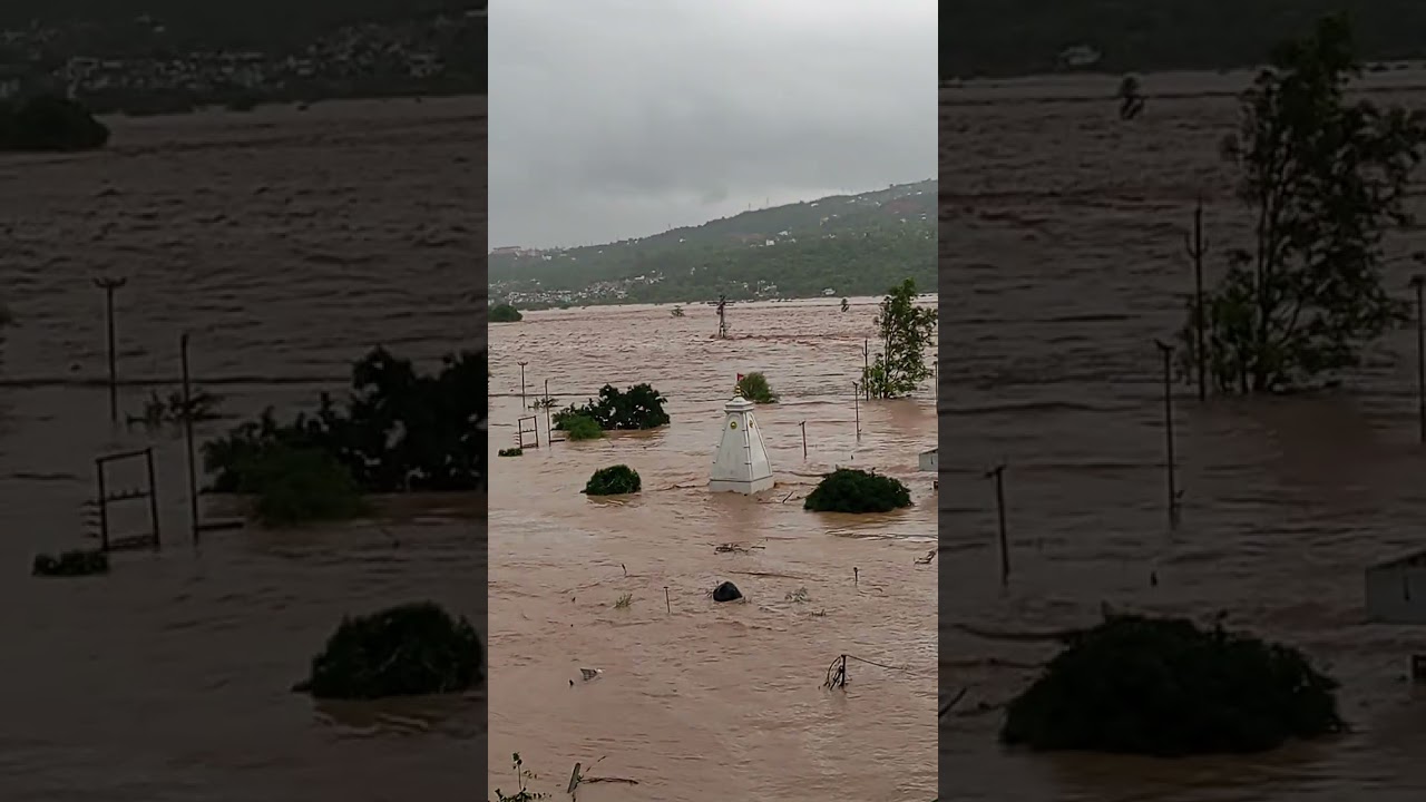 🚨 Jammu Alert! Tawi river water touches bridges, high risk flood warning issued ⚠️ Stay safe 🙏#Jammu