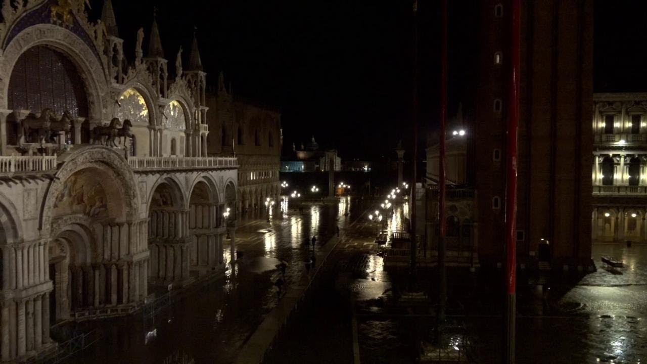 Acqua alta a Venezia, suonano le sirene in attesa del picco di 160 cm