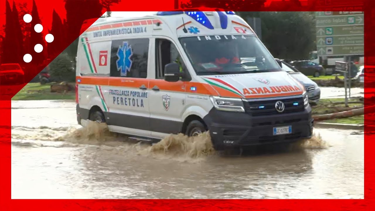 Alluvione a Campi Bisenzio, mezzi circolano a fatica lungo le strade allagate: ruspe al lavoro