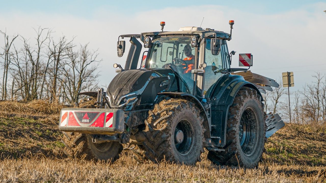 Ploughing with Valtra Q245 & Moro 5 Forrows / Fusarpoli