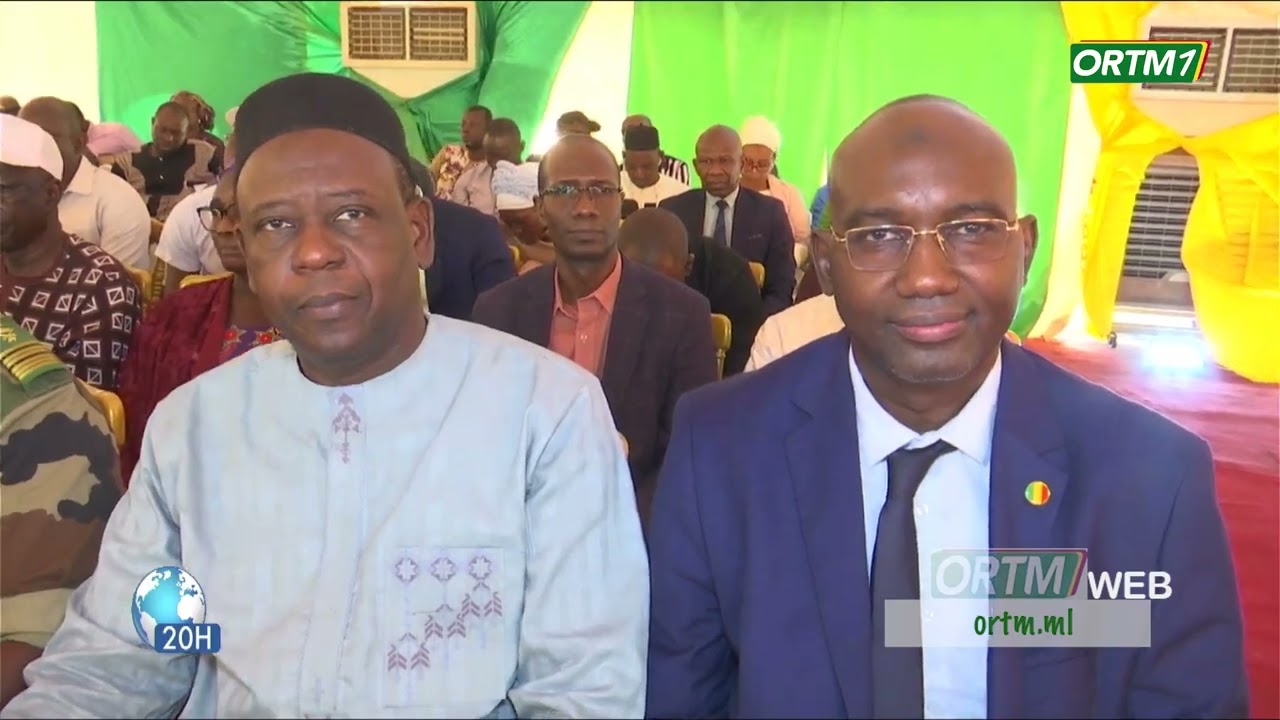 FAMa | Col. Assimi GOITA a procédé à Safo, à la pose du 1er panneau d'une centrale solaire