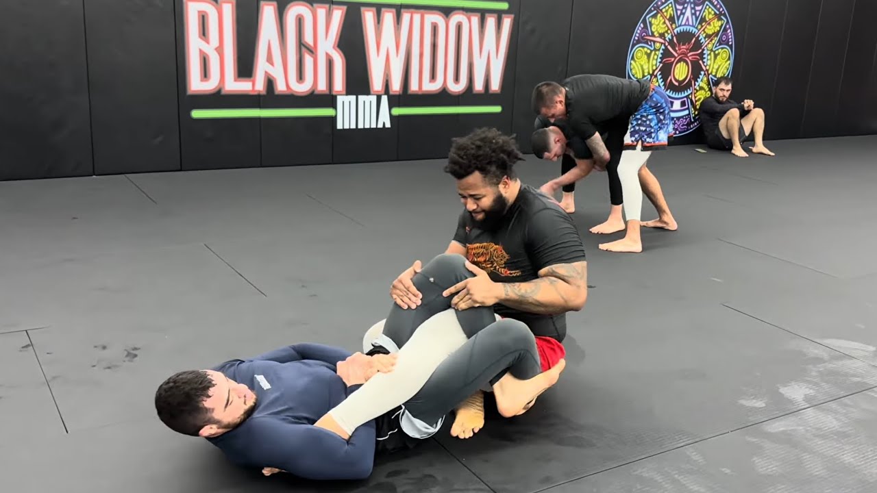 Being a Blue Belt is Terrible | Rolling With Oliver Taza |￼Jiujitsu Training Footage | 