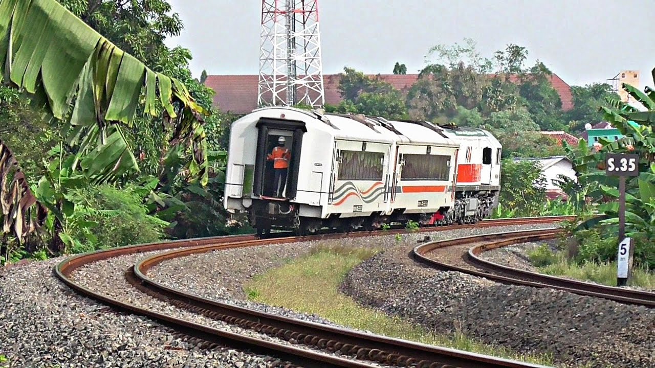 Kesibukan Kereta Api Barang pagi hari di Stasiun Arjawinangun | LANGKA BAWA KERETA PENUMPANG 🔥