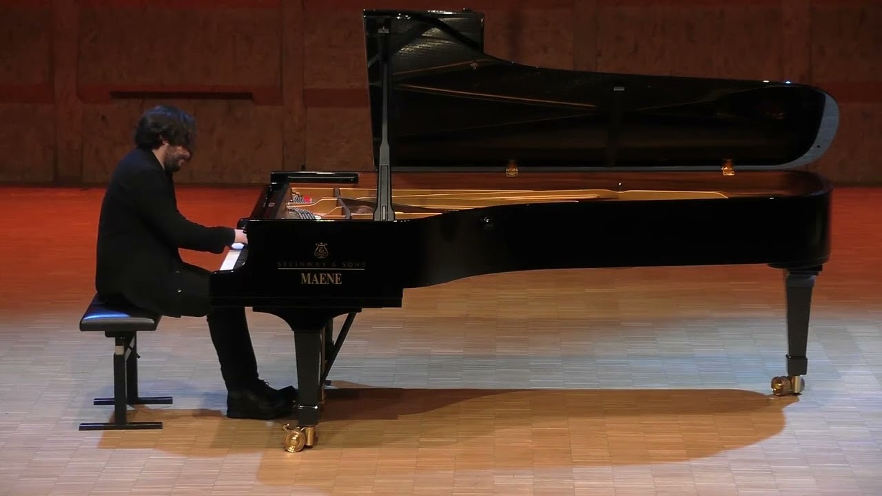 Alban Berg: Piano sonata op.1 played by Matvey Glukhovskiy