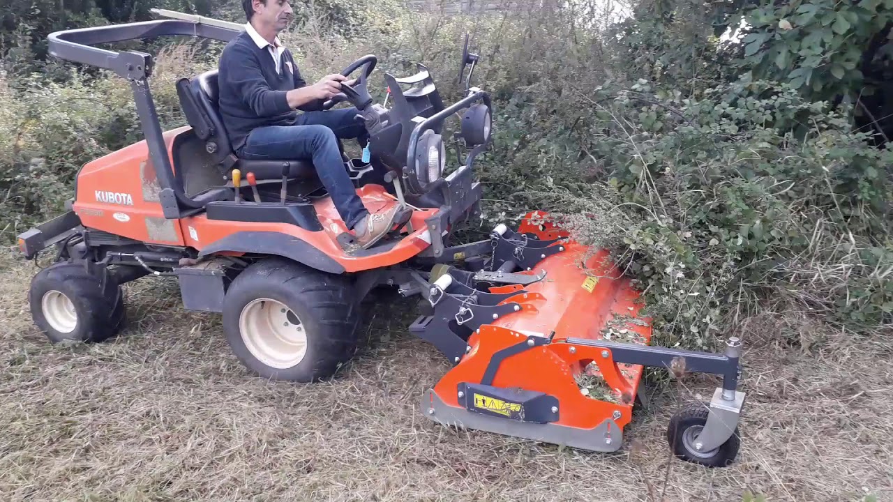 Broyeur frontal renforcé en débroussaillage.