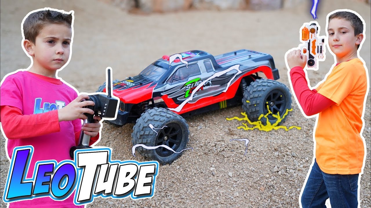 Leo, Mikel,  el coche RC y el rayo modificador de mol&eacute;culas