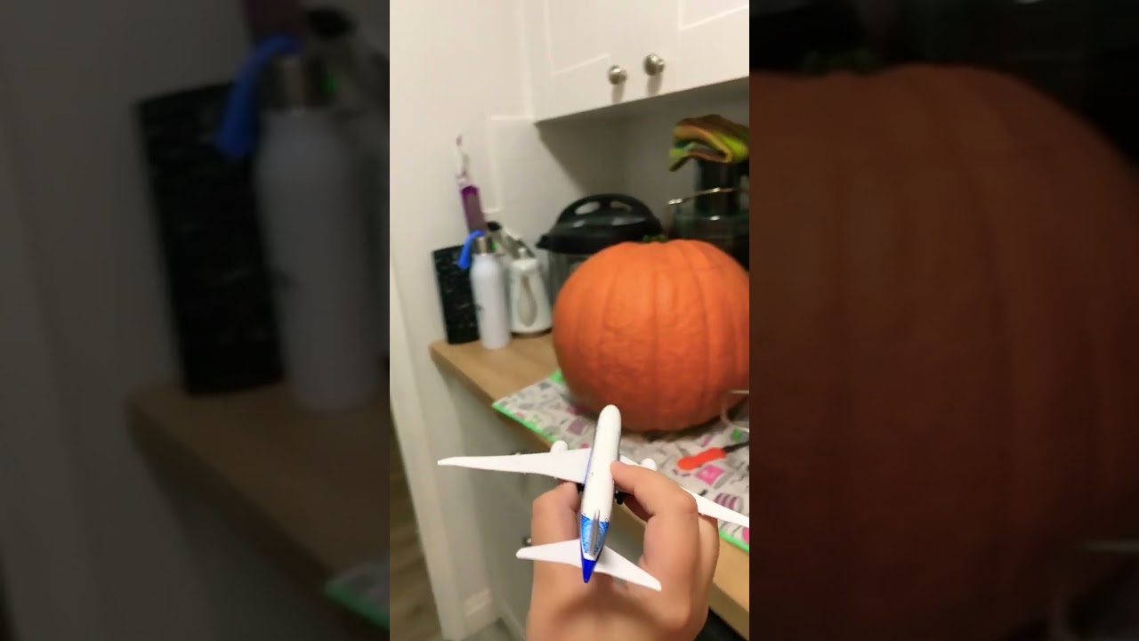 A plane comparing to large pumpkin🎃✈️#shorts#plane #halloween2024