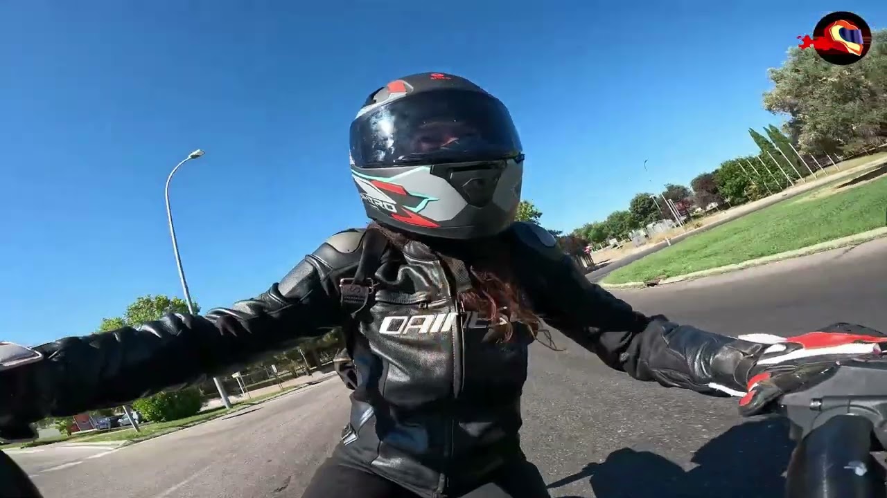 En moto con Elena Calleja: Prueba Moto Guzzi V85 Strada 2024