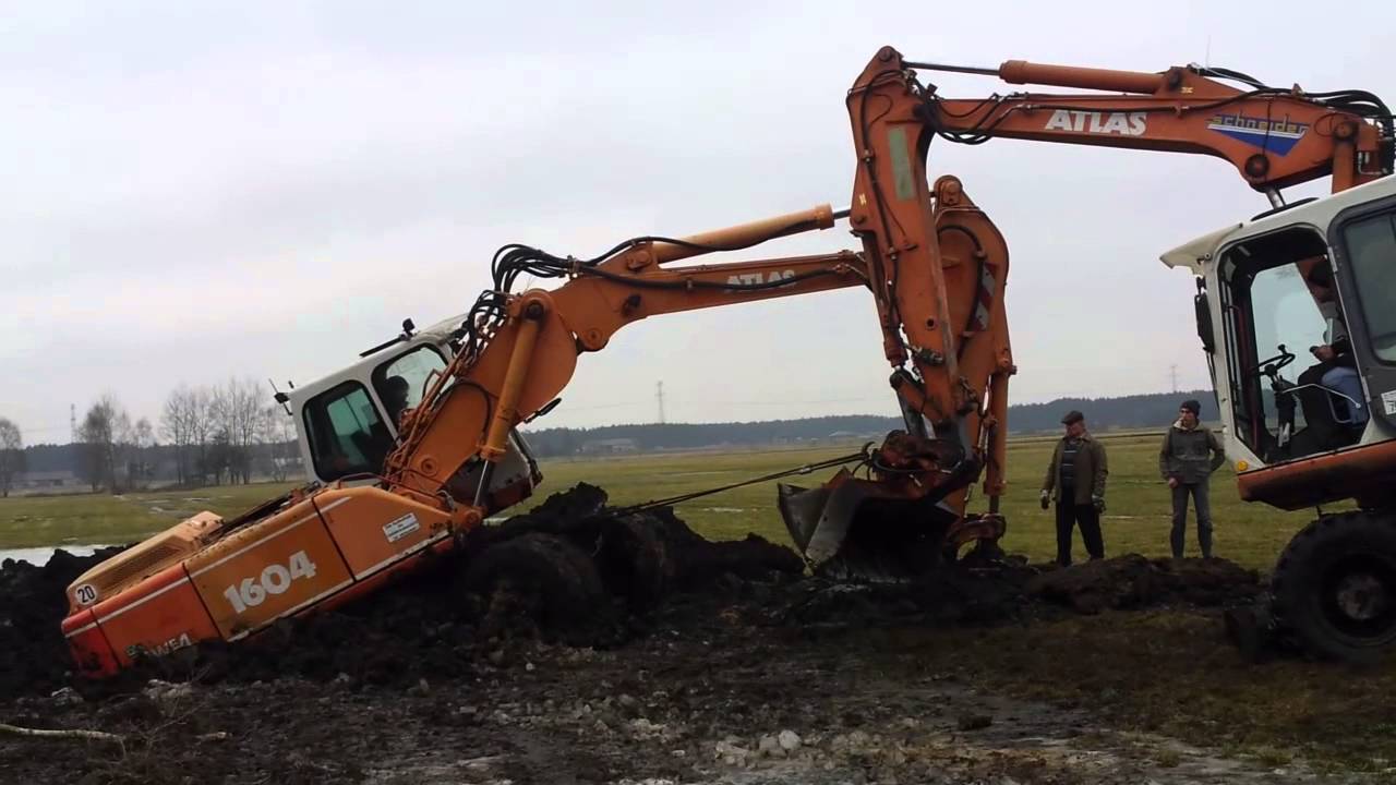 Atlas 1604 w błocie