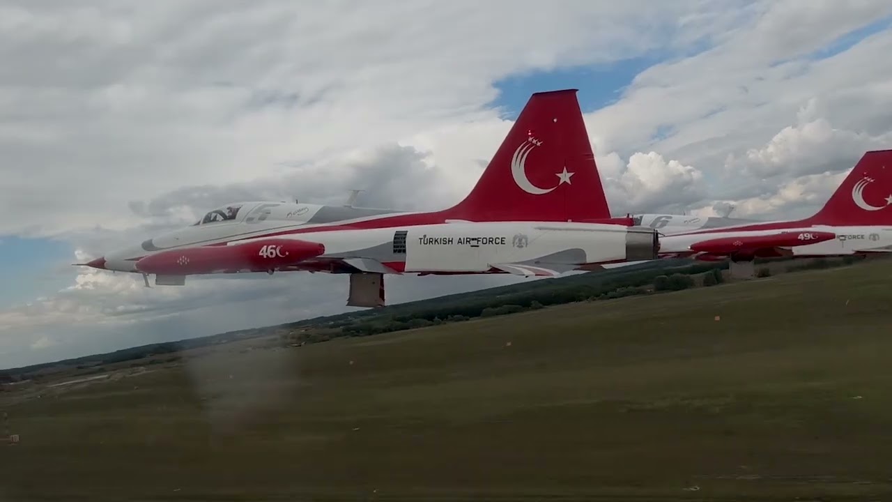 Al bayrağımızın renklerini gururla gökyüzünde taşıyoruz...
