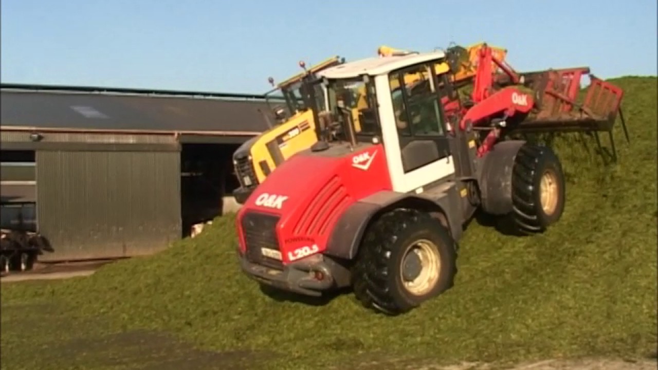 Komatsu 320A and O&K L20 5 on the silage clamp