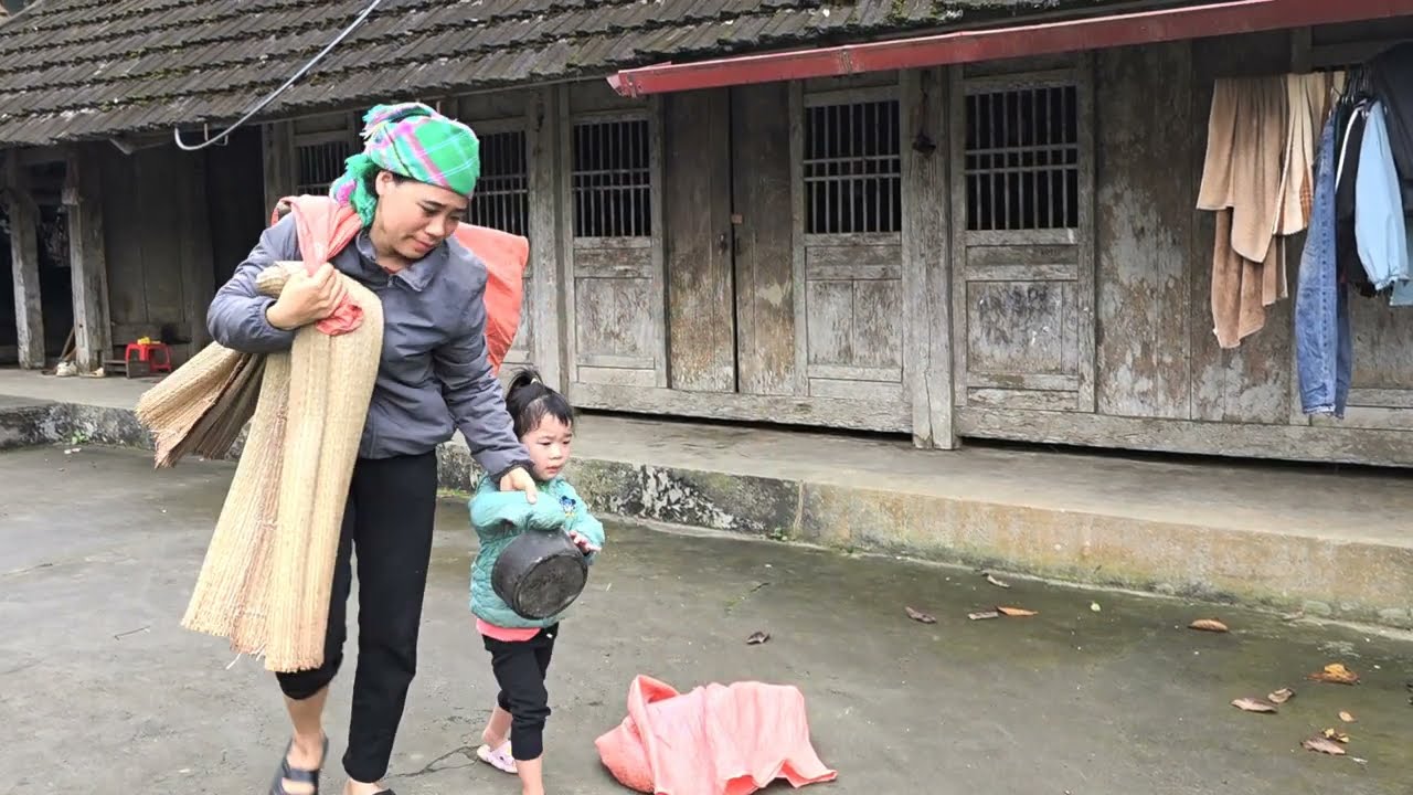 The cruel mother-in-law kicked her daughter-in-law out of the house with no support