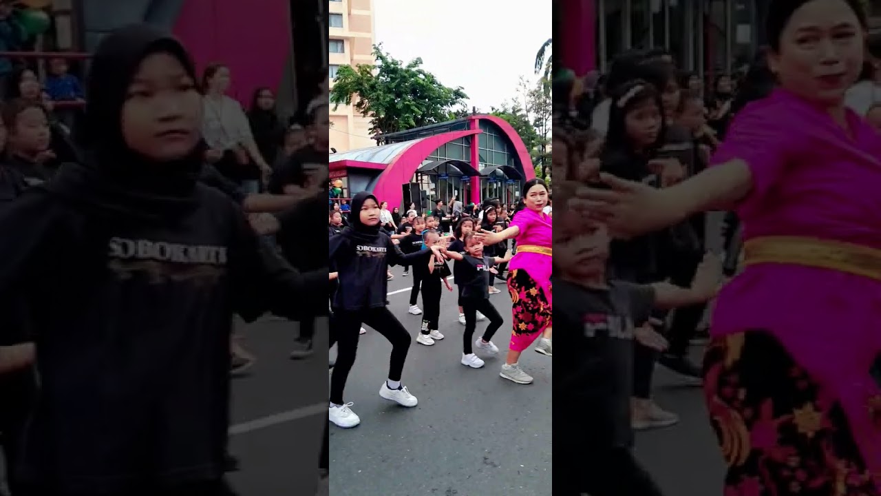 FLASHMOB TARI SEMARANG RUMAH KITA DIIKUTI PENARI DARI SANGGAR SOBOKARTTI DI SIMPANG LIMA SEMARANG