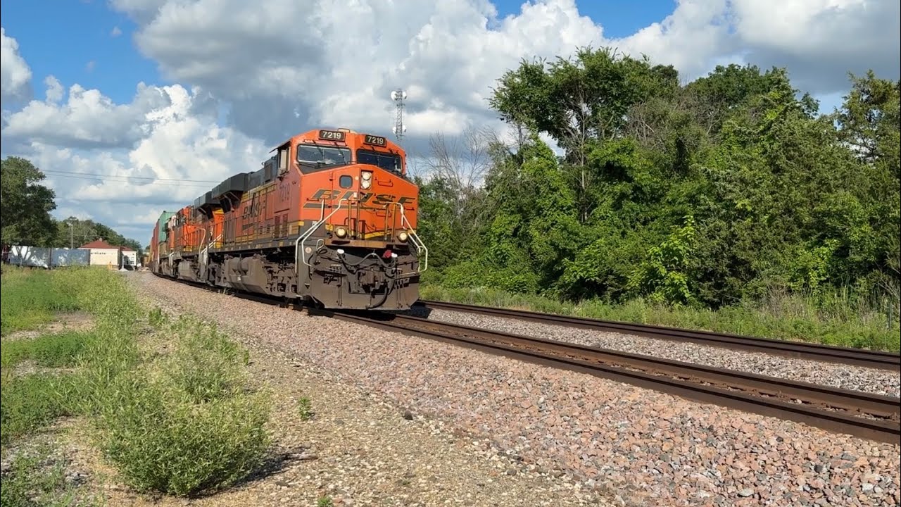 BNSF Stack Train ROARS Through La Plata, MO On The BUSY BNSF Southern Transcon On 06/28/25!!!!