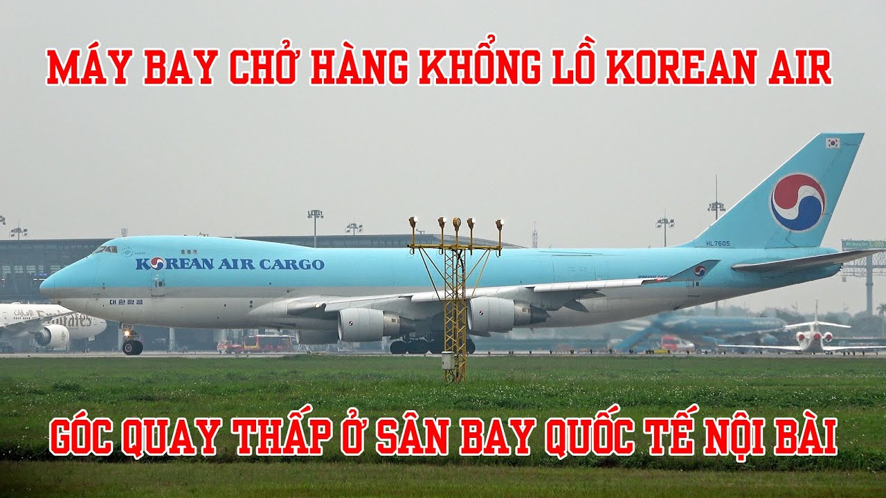 Quay chiếc Boeing 747 khổng lồ của hãng hàng không quốc gia Hàn Quốc cất cánh với góc quay thấp.