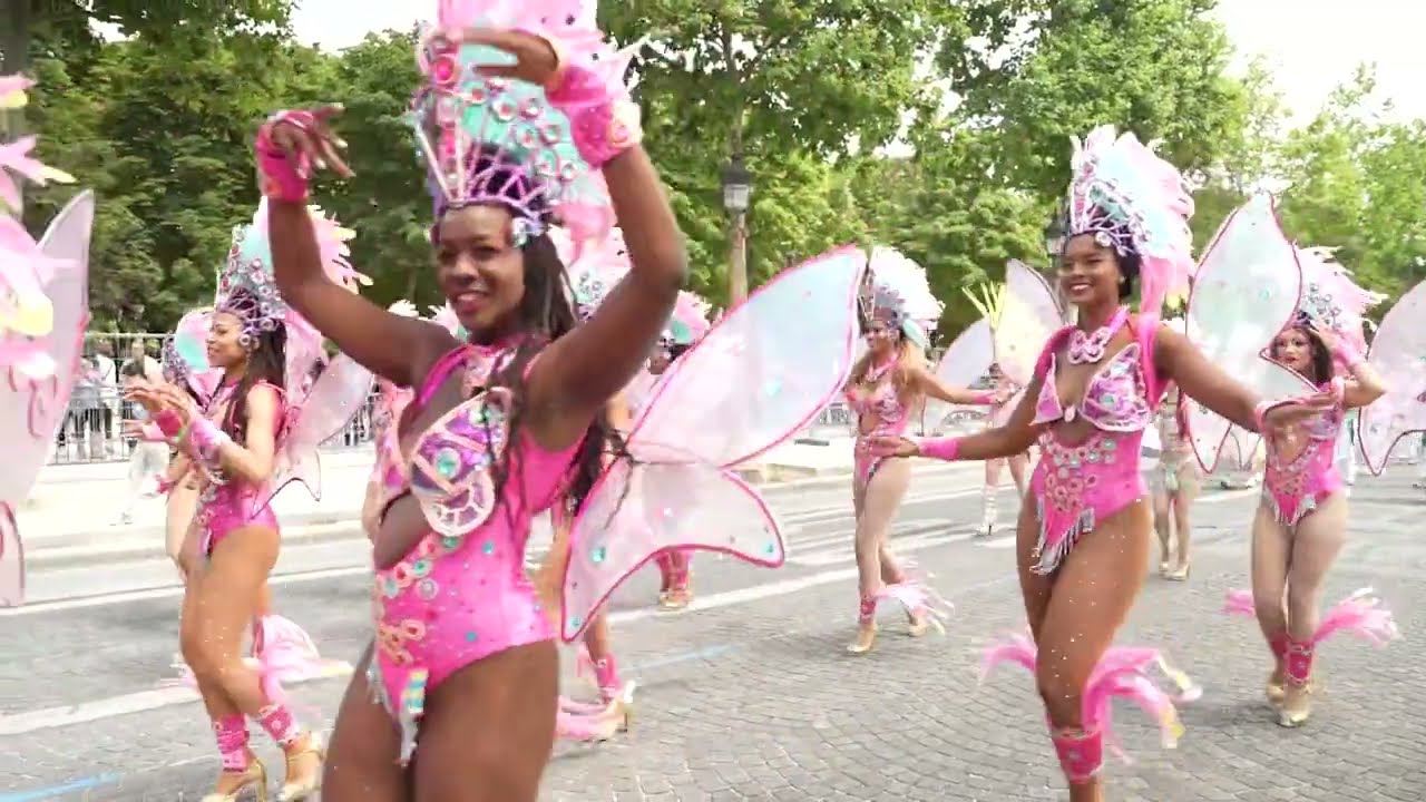 Défilé école Davina Samba au Carnaval Tropical de Paris sur les Champs-Elysées Rainha Cristina