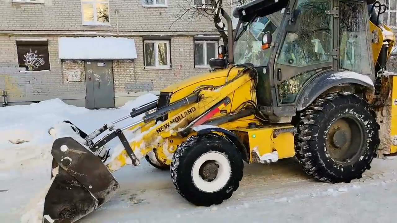 В Смоленске масштабные работы по вывозу снега проходят и днем ночью