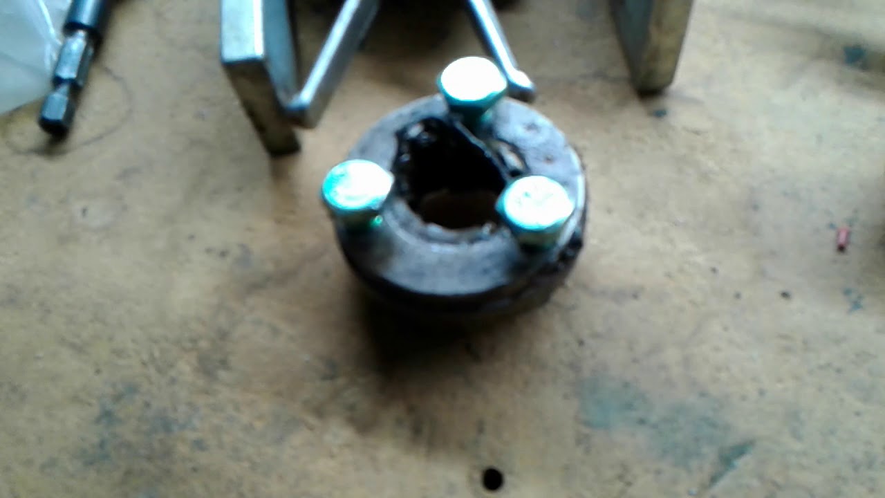 Stuck transmission pilot bearing removal