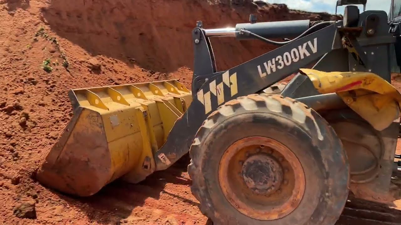 XCMG LW300KV Carregando Caminhão Caçamba MAN na Jazida