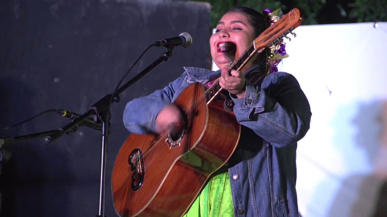 Alondras Huastecas interpretan El Sacamand&uacute; en San Miguel de Allende