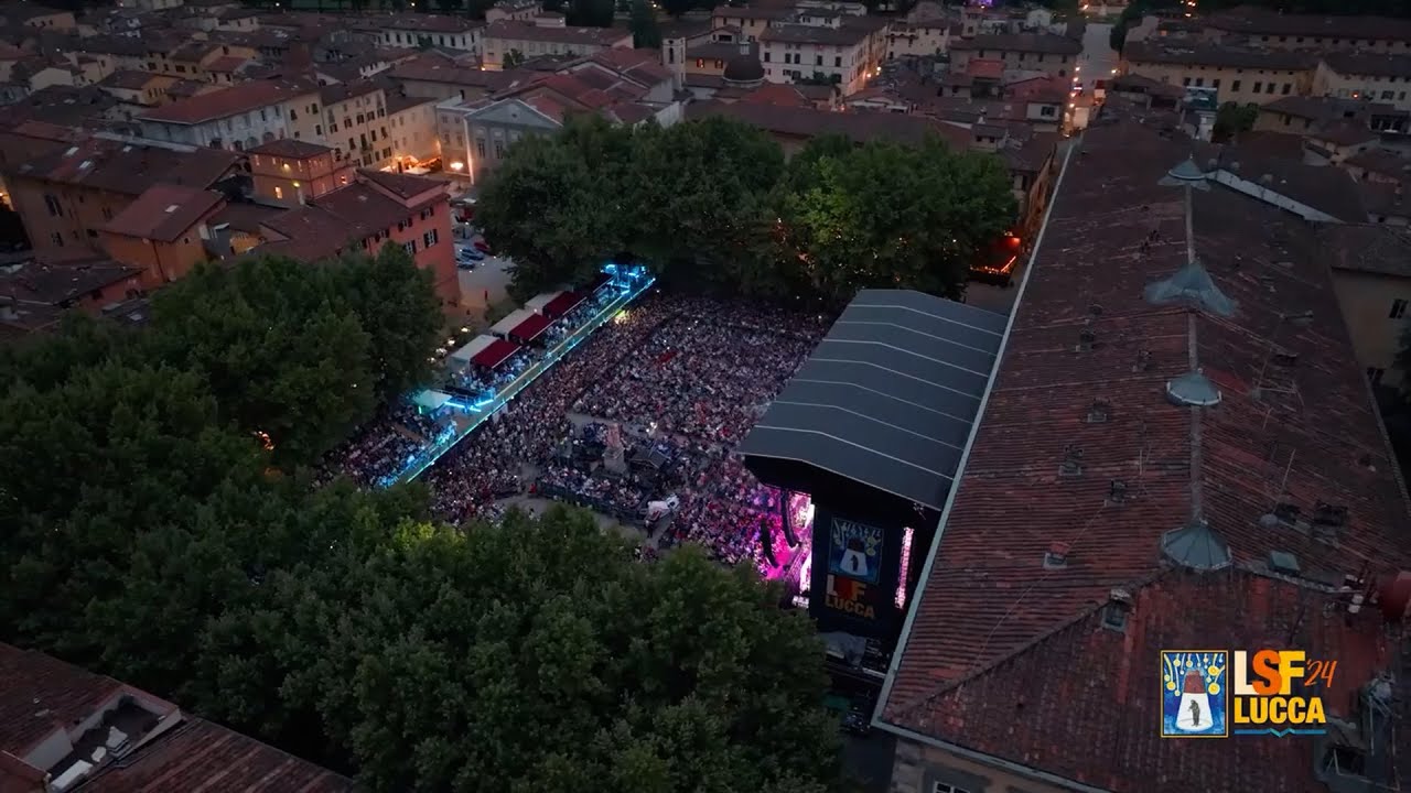 Summer Festival travolgente, piazza Napoleone gremita per Rod Stewart