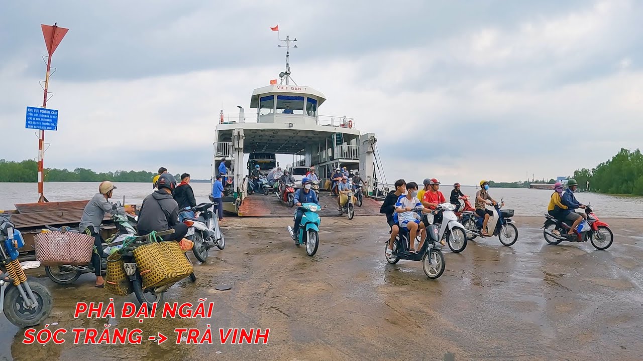 Phà Đại Ngãi vượt sông Hậu nối liền 2 tỉnh Trà Vinh và Sóc Trăng