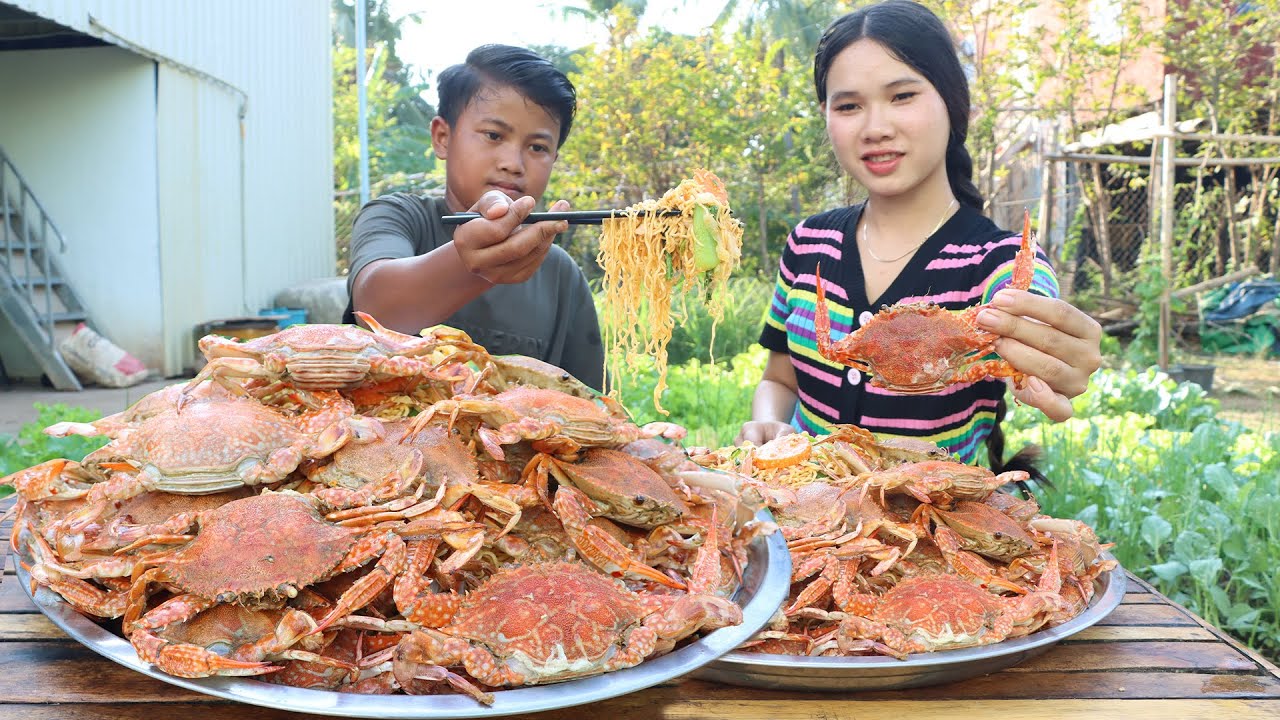Yummy Blue crabs stir-fry noodle | Blue crabs recipe | Cook and Eat