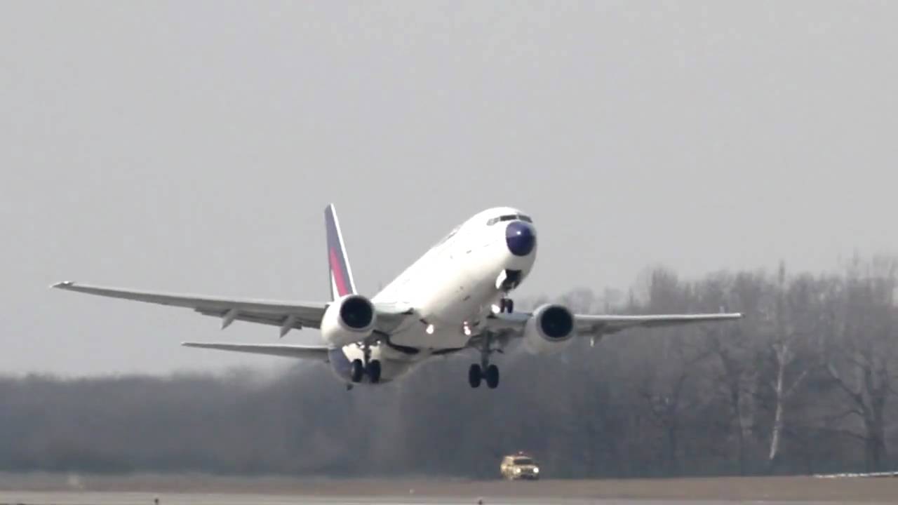 MALEV Boeing 737 take-off on 13L (LHBP)
