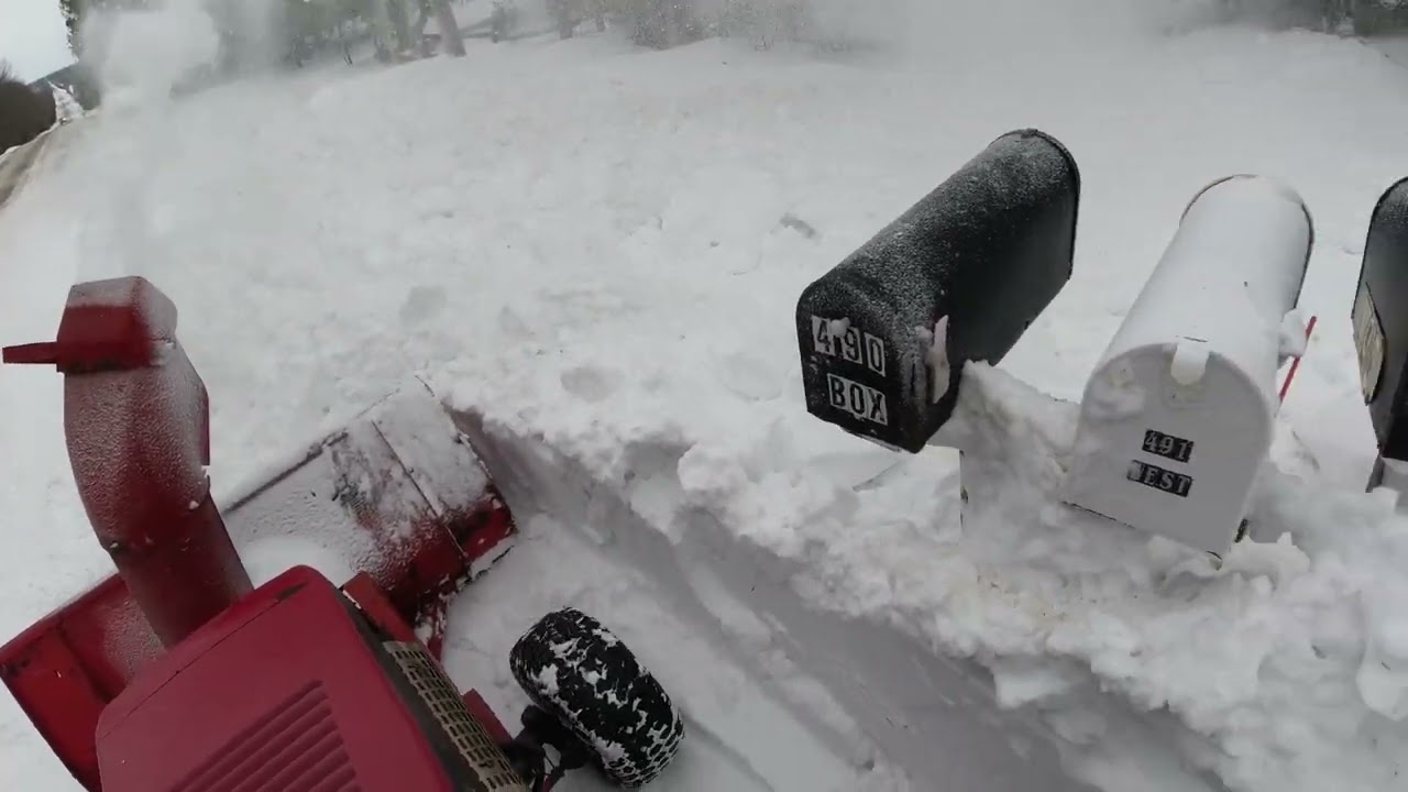 Wheel Horse 520 Blowing Some Big Snow