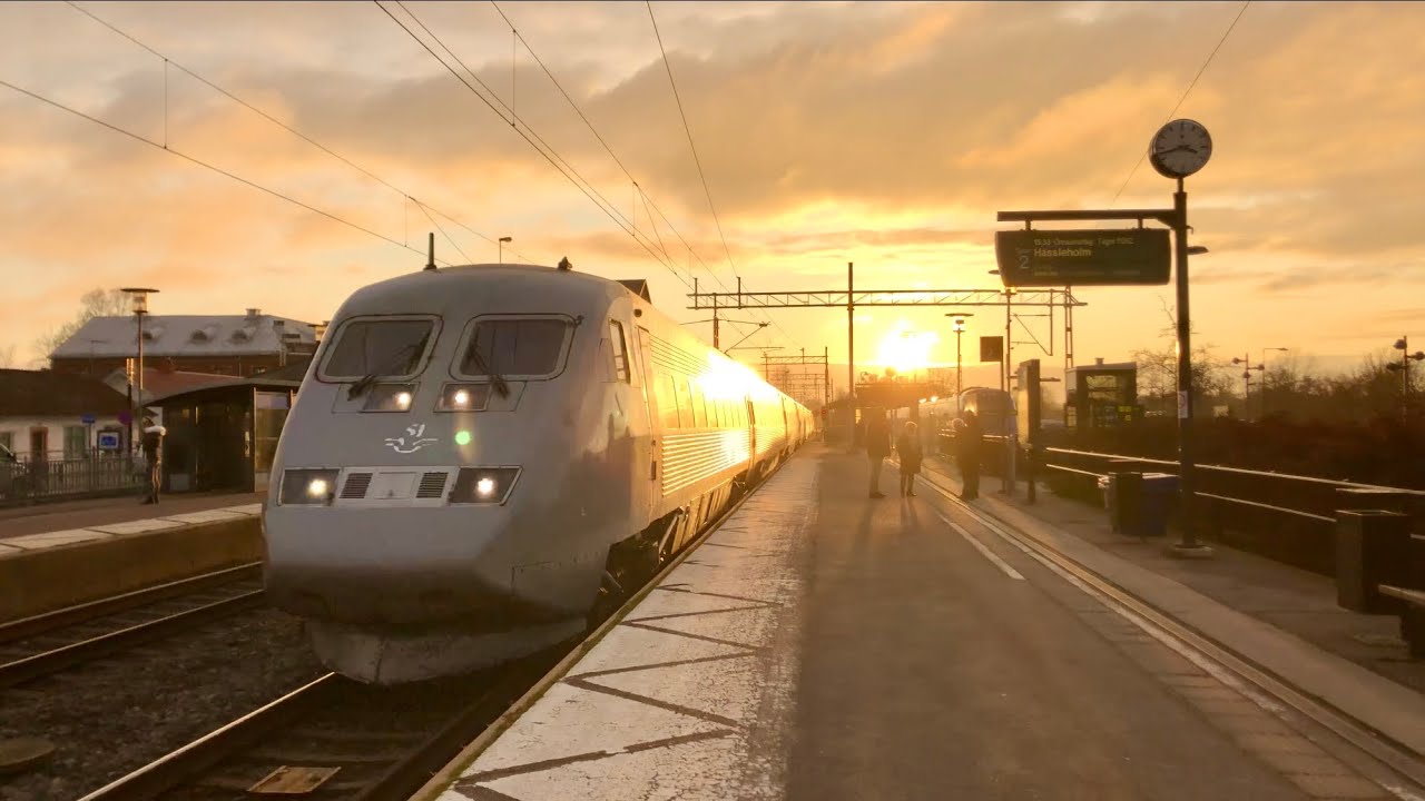 Tåg i Höör under solnedgången