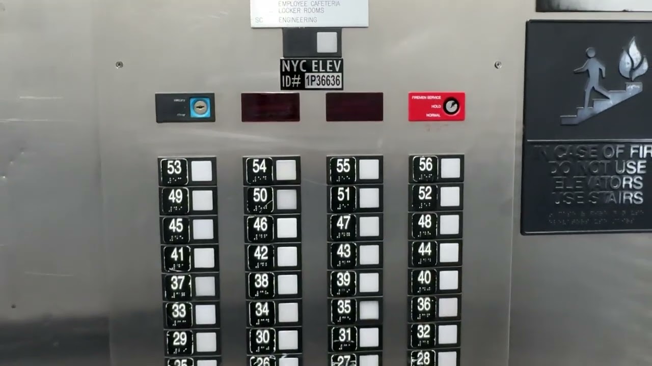 Высокоскоростные лифты Otis Elevonic 401 в отеле Millennium Hotel рядом с 1WTC в Нью-Йорке, штат ...