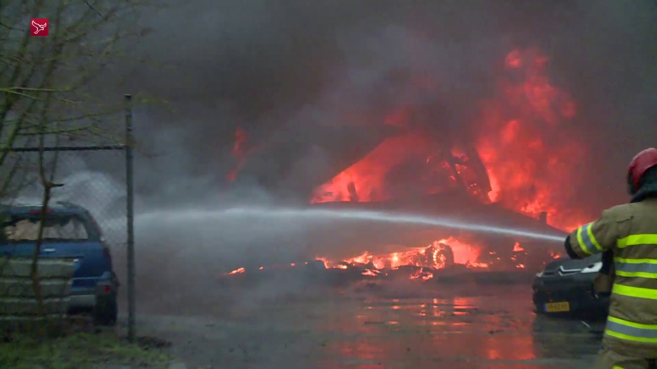 Uitslaande brand legt autoschadeherstelbedrijf in Lelystad in de as