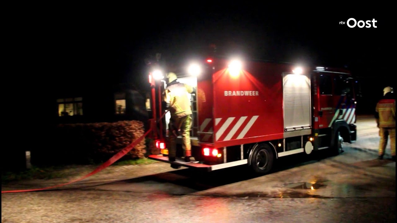 Brandweer blust brand in composthoop in Holten