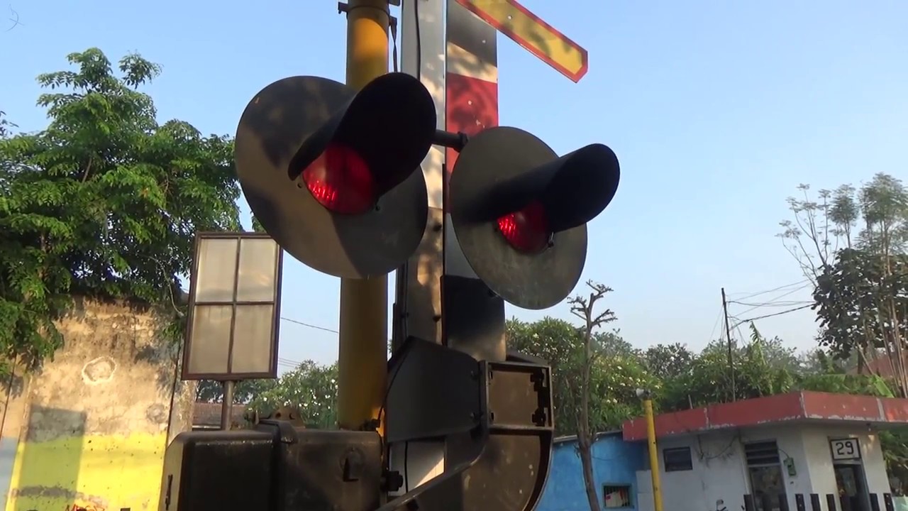 Kompilasi Perlintasan Kereta Api di Surabaya 1