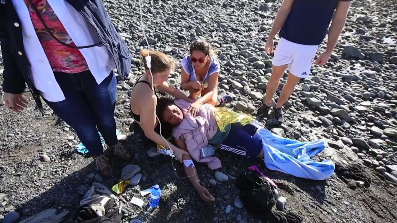 Dramatisches Video: Touristen helfen Fl&uuml;chtlingen am Strand von Gran Canaria